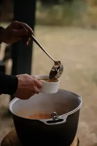 Warmer und herzlicher Miso-Eintopf, eine beruhigende Brühe mit Miso, Gemüse und reichhaltigem Umami-Geschmack.
